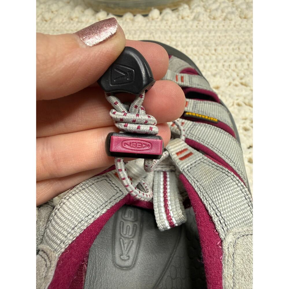 KEEN Women's 11 Newport H2 Waterproof Hiking Sandal Rubber Toe Gray Burgundy - Picture 12 of 15